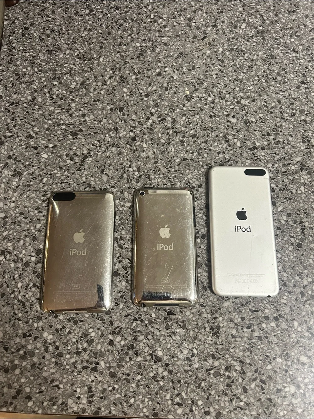 Apple iPod Touch Trio in Black and White Untested